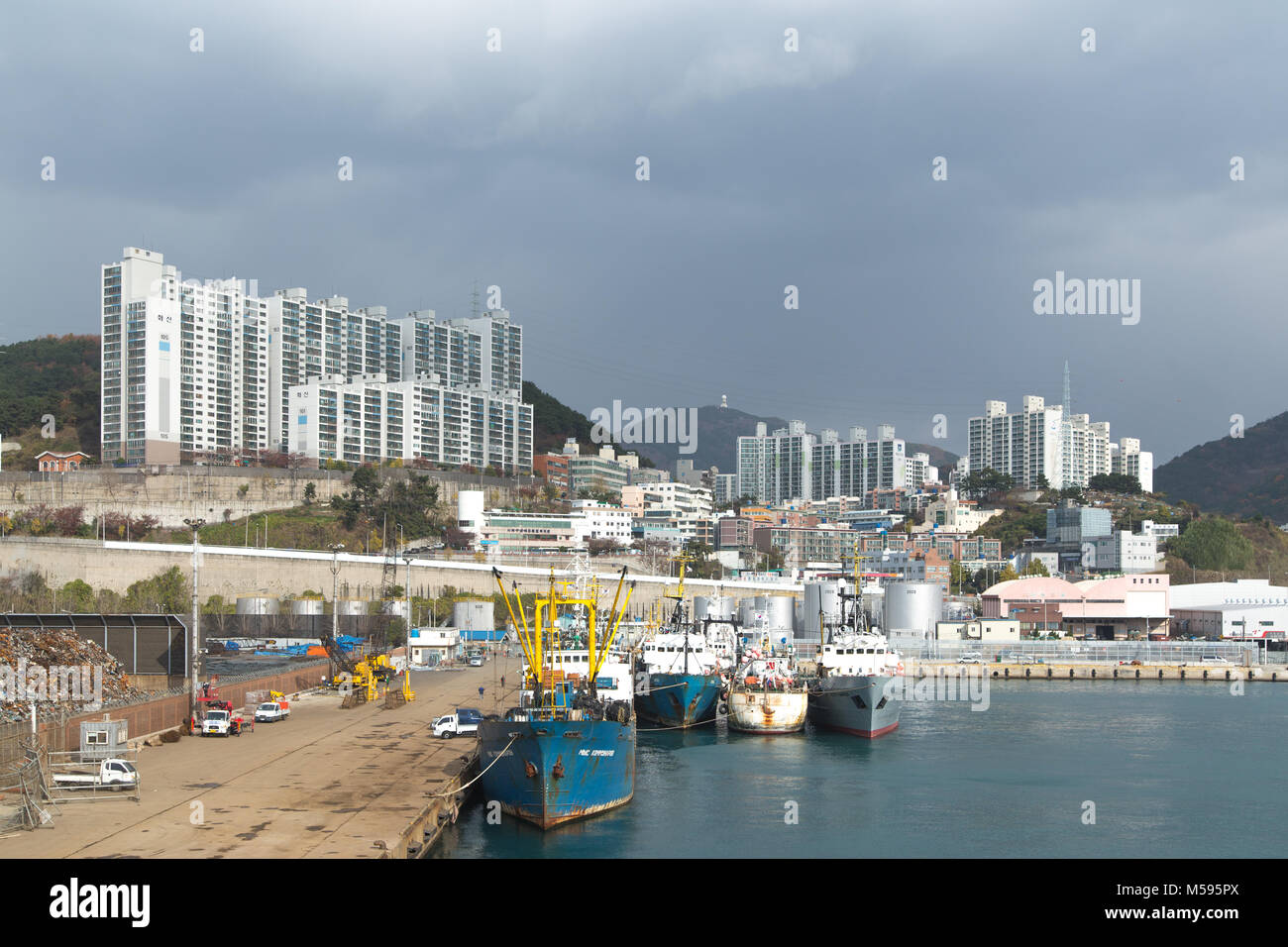 Busan, Corée du Sud - Décembre 3rd, 2015 : Busan, vue sur le port avec les bateaux et la ville. Banque D'Images