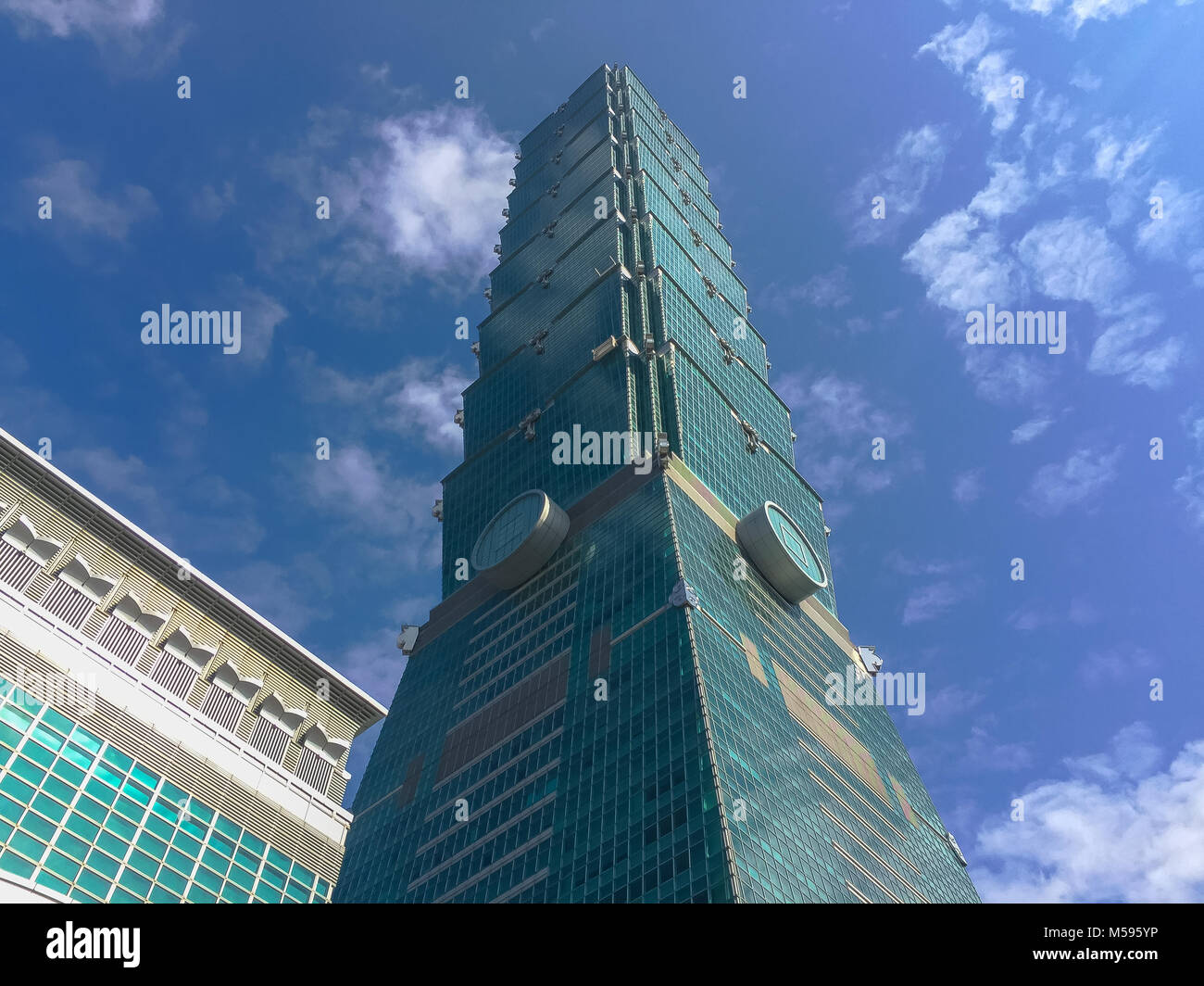 Taipei, Taiwan - le 22 novembre 2015 : la tour Taipei 101, vue de l'avant de la tour, en haut. Banque D'Images