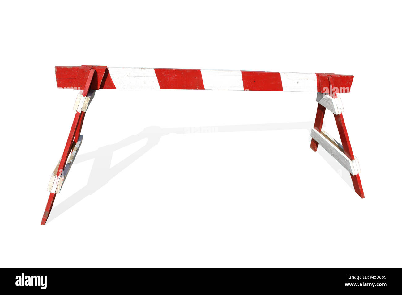 Rayé rouge et blanc en bois de construction routière - barrière isolated on white Banque D'Images