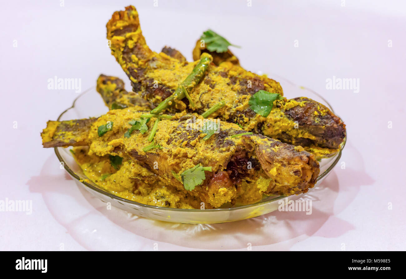 Aliments pour poissons Indiens épicés au curry masala garni de coriandre et le piment vert. Tangra le poisson est un régime végétarien non populaires dans l'ouest du Bengale, en Inde. Banque D'Images