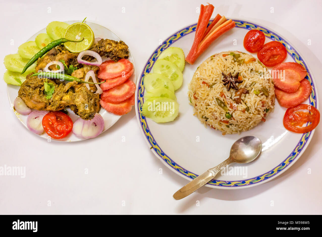 Cuisine indienne savoureuse riz frit aux légumes avec poulet épicé servi avec salade. kosha Banque D'Images
