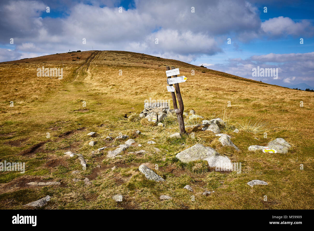 Nízke Tatry (Slovaquie). 30 Septembre, 2017. Panneau touristique à l'Zámostskej edlo 'trou' sur la crête principale des montagnes Nízke Tatry (Slovaquie). Banque D'Images