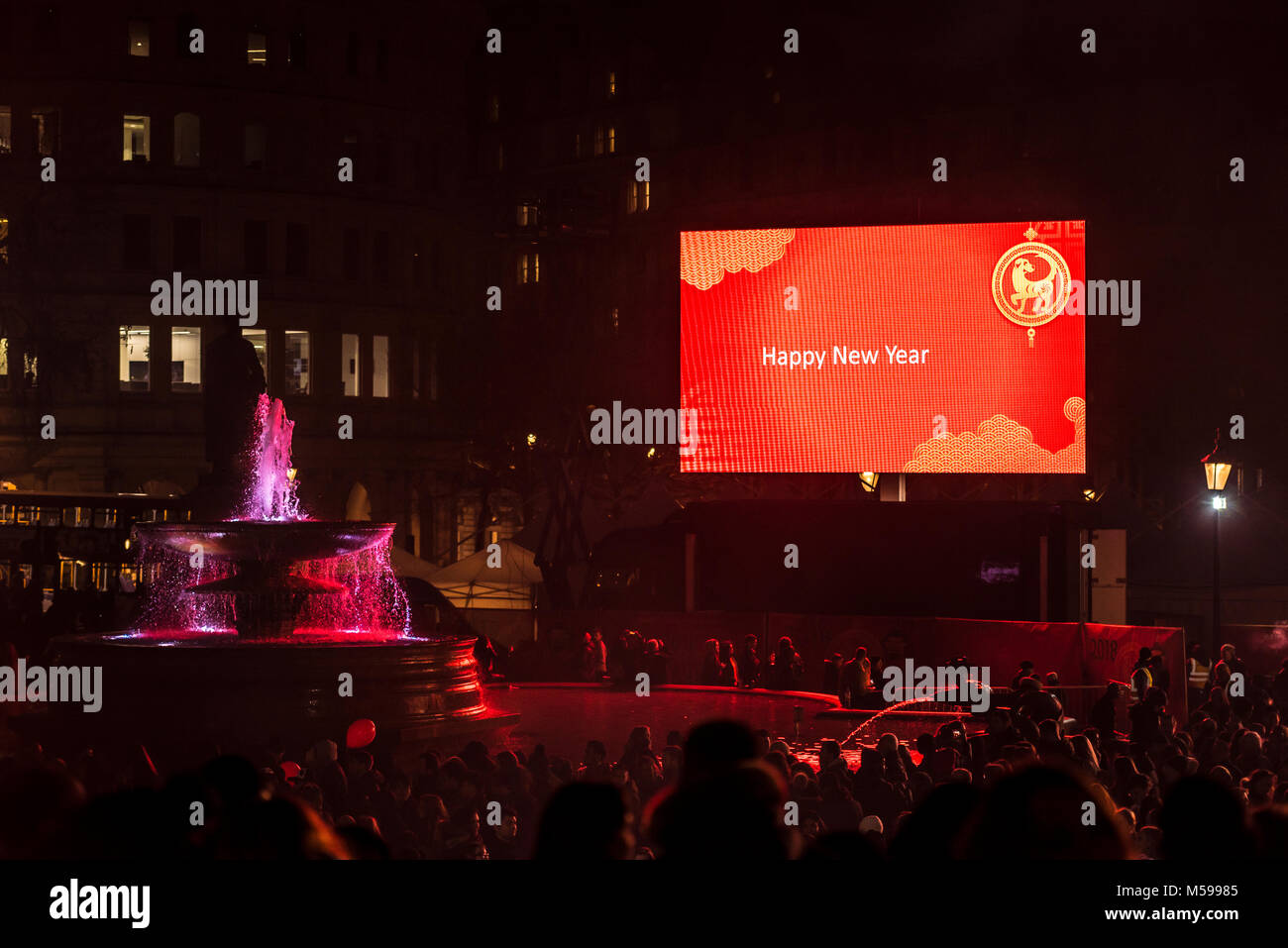 Bonne année sur grand écran. Célébration du nouvel an chinois année du chien sur la place Trafalgar. Foule et grand écran. Fontaine. Nuit. Espace de copie Banque D'Images