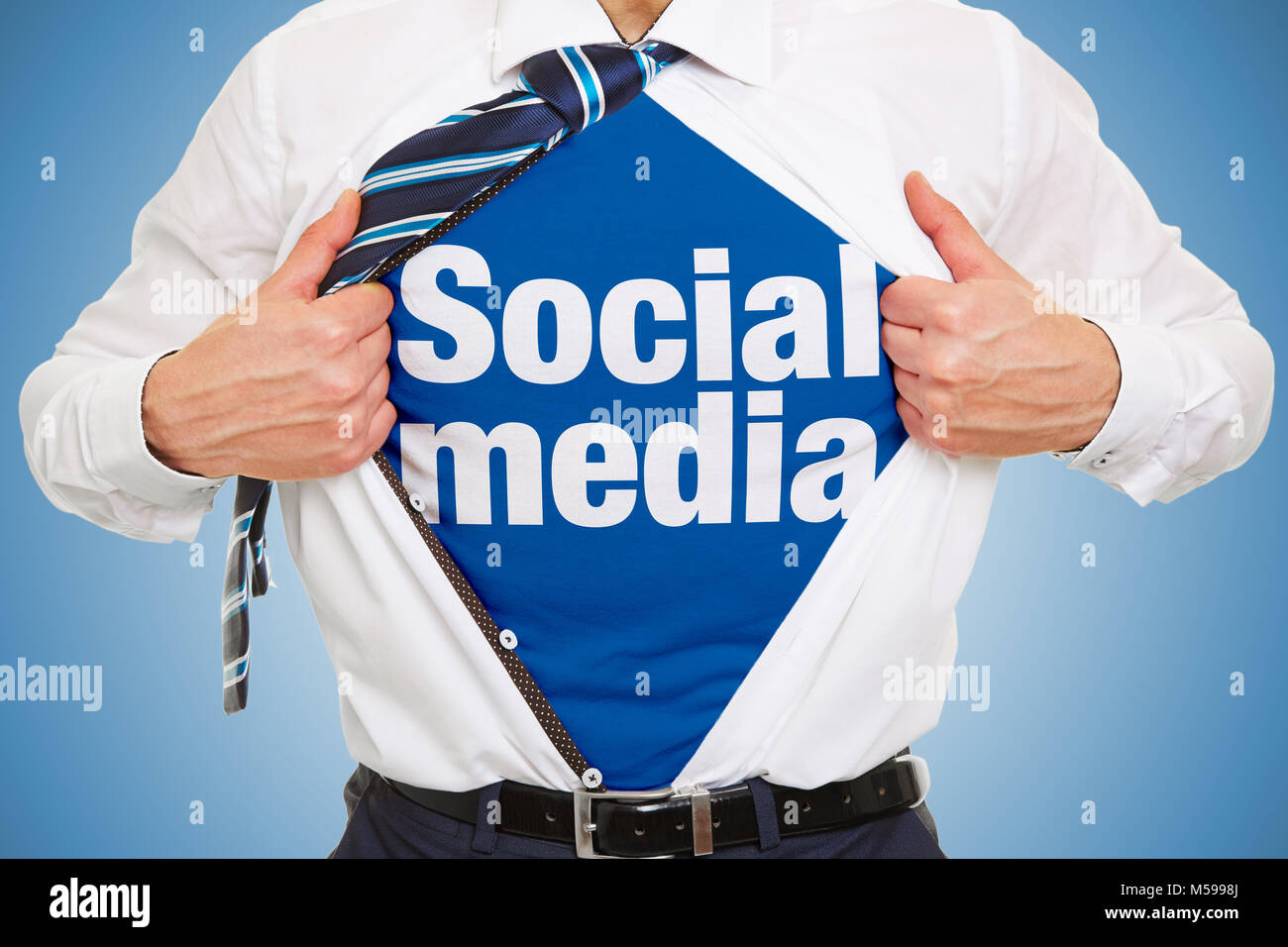 Concept d'influence des médias sociaux avec le texte sur le cadre d'une chemise ouverte Banque D'Images