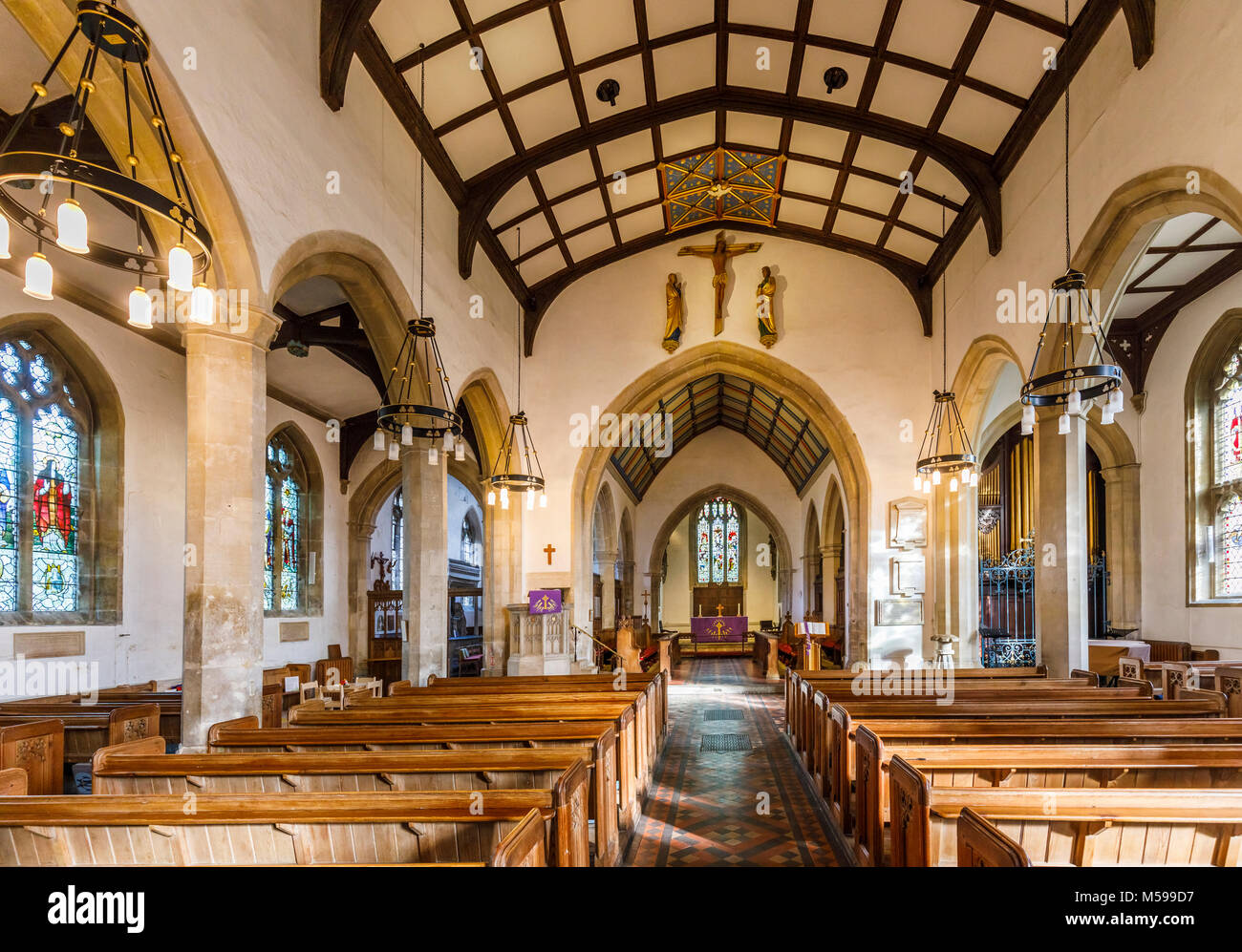 Intérieur de l'église paroissiale de St Mary avec bancs en bois traditionnel et toit voûté, Painswick, un village préservé dans les Cotswolds Gloucestershire Banque D'Images