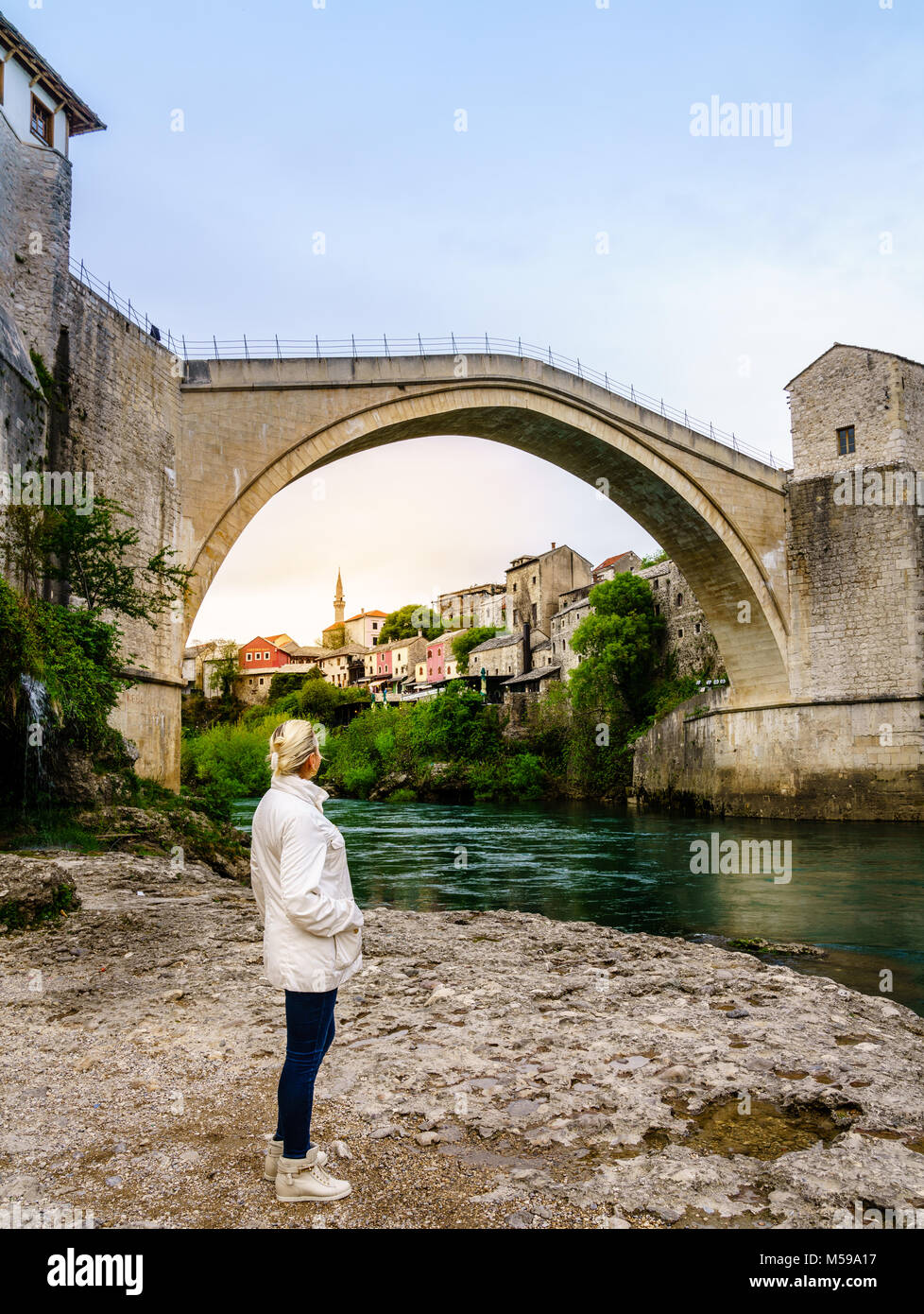Une femme à la recherche sur le célèbre Pont de Mostar en Bosnie, Mostar Banque D'Images
