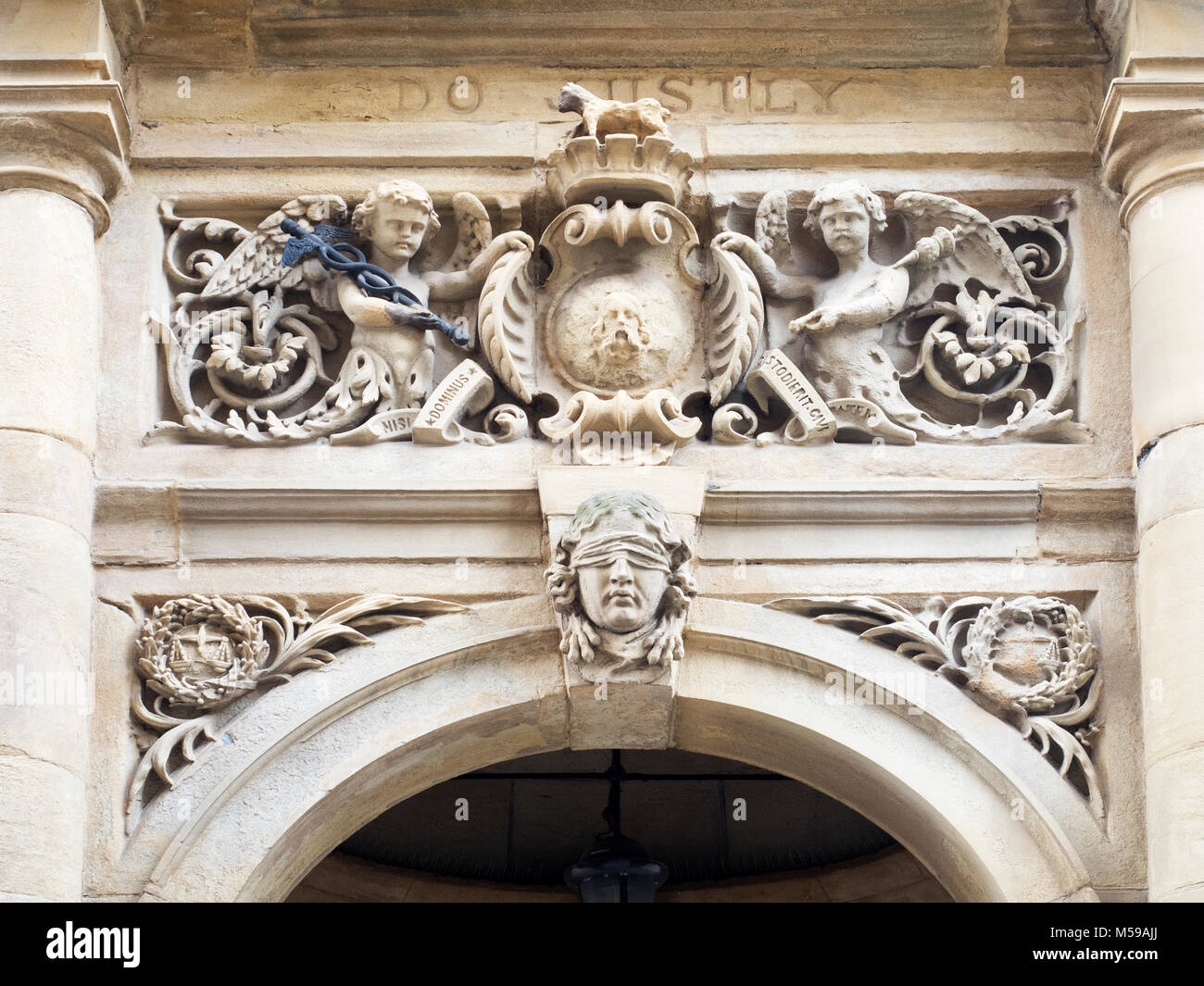 Pierre détail montrant les yeux bandés l'homme au-dessus de l'entrée de l'hôtel de ville de Halifax West Yorkshire Angleterre Banque D'Images