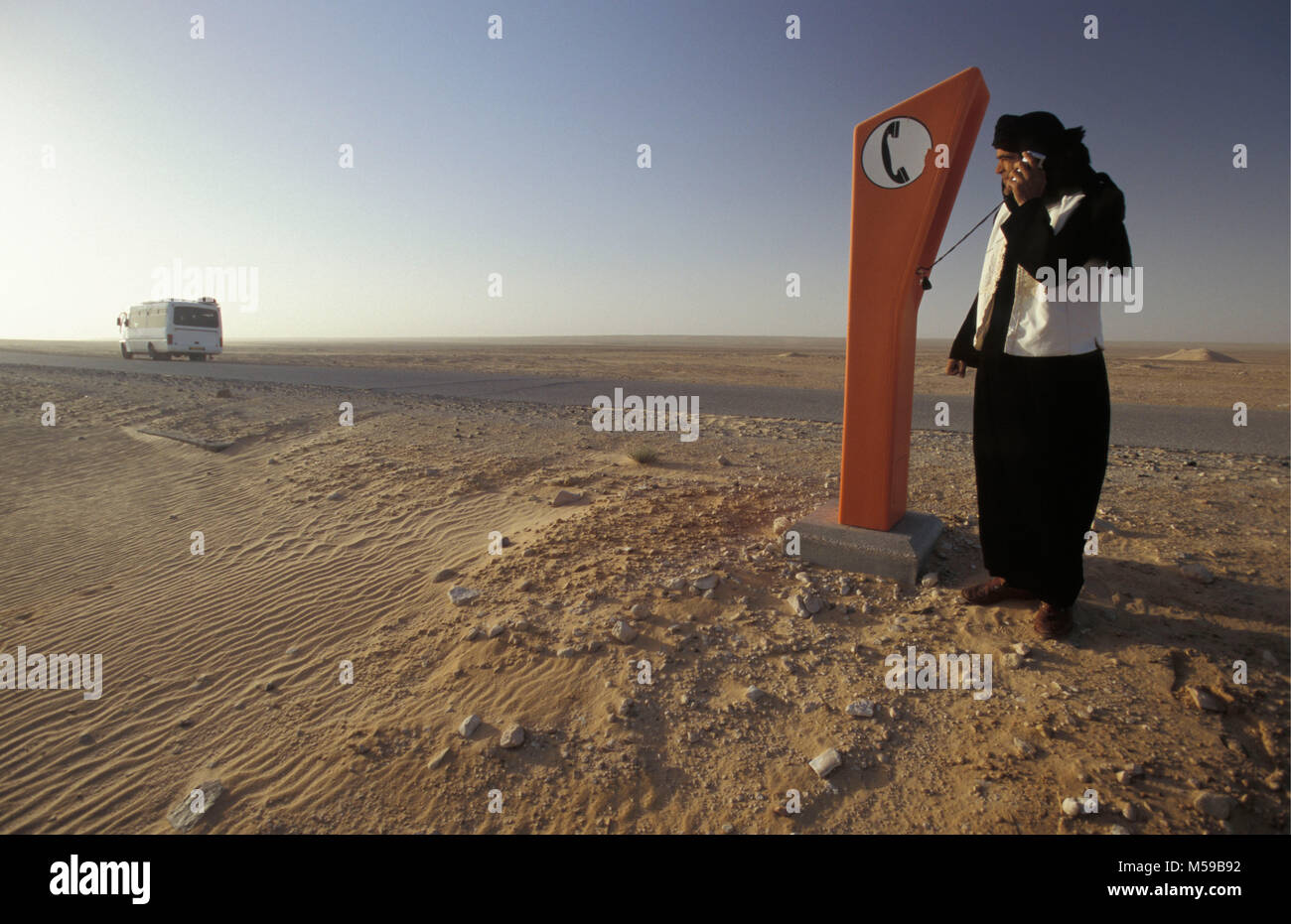 La Libye. Oasis de Ghadamès. Désert du Sahara. Téléphone d'urgence le long de la route principale. Busdriver appelant à l'aide. Banque D'Images