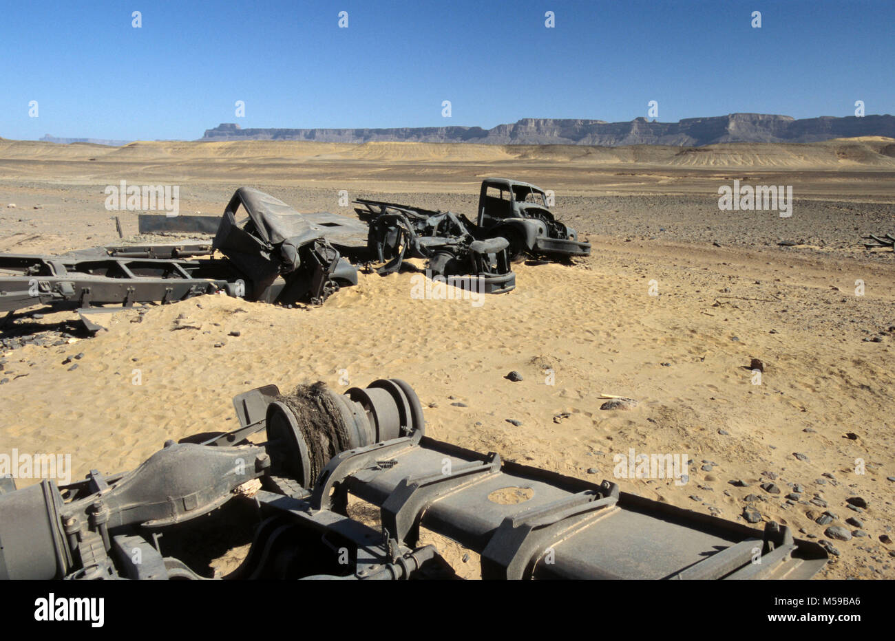 La Libye. Ghat désert du Sahara. Des camions de l'armée italienne fait naufrage d'une Seconde Guerre mondiale bataille avec les Français dans le désert du Sahara. Banque D'Images