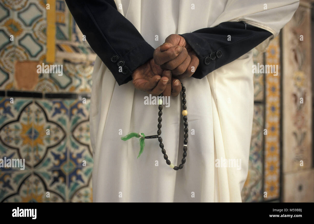 Mains Tenant Un Chapelet Musulman Dans La Mosquée Banque D'Images
