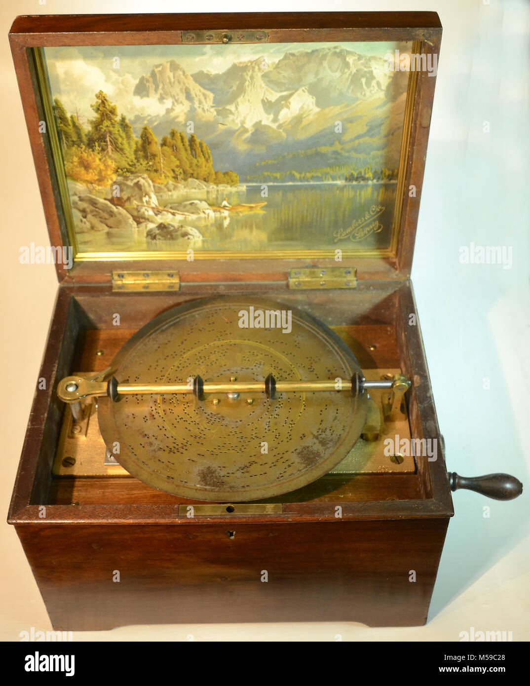 Music box antique Banque de photographies et d'images à haute résolution -  Alamy