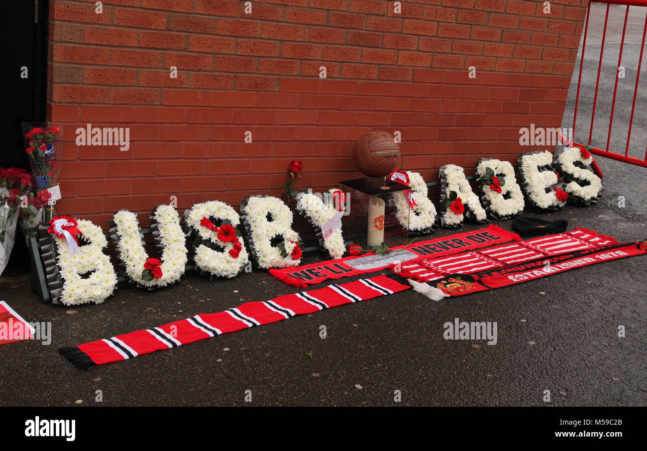 Manchester, UK 6 février 2018. Les partisans de Manchester United et les amis et la famille des personnes impliquées dans l'accident d'avion Munich rendre hommage o Banque D'Images