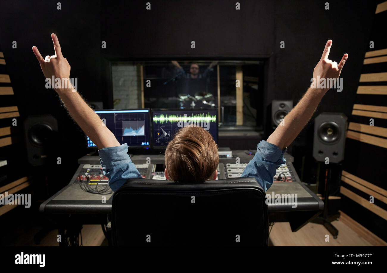 L'homme à une console de mixage en studio d'enregistrement musique Banque D'Images