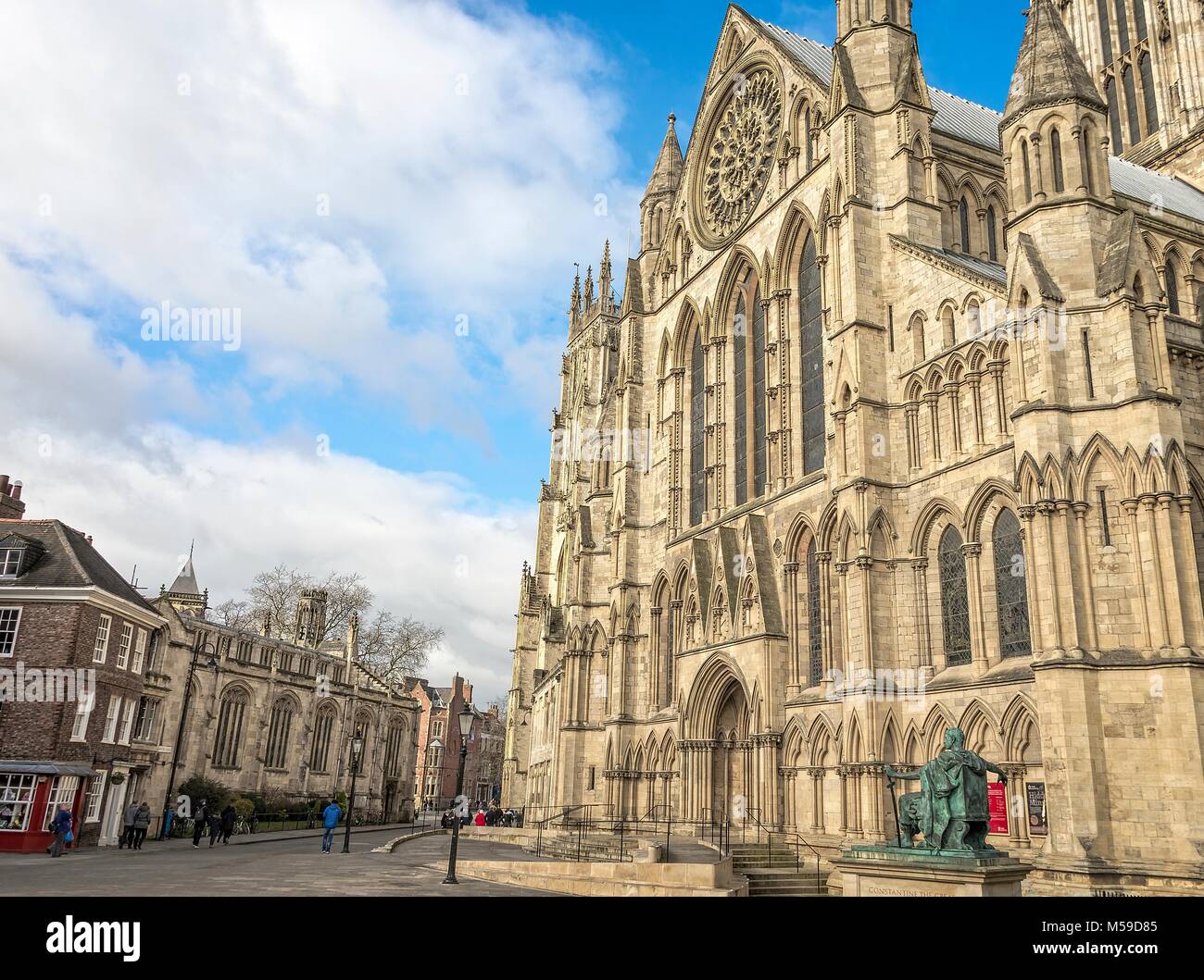 Côté Sud de la cathédrale de York avec une statue de l'empereur romain Constantin au premier plan. Banque D'Images