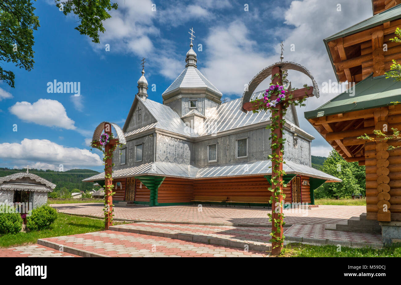 Eglise grecque-catholique, tôle, dans le village de Sheshory près de ville de Kosiv, Carpates, Région Hutsul, Prykarpattia, Ukraine Banque D'Images