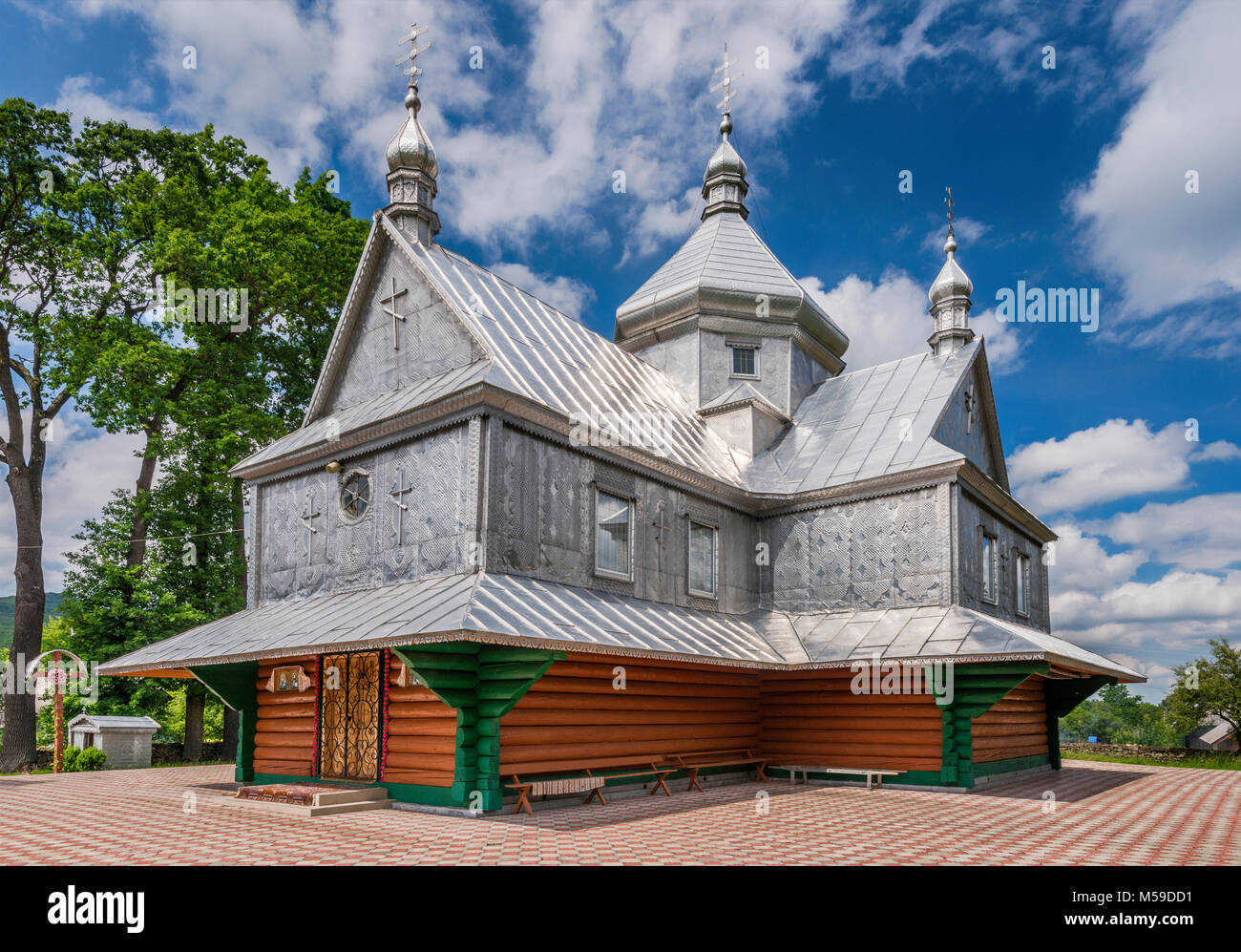 Eglise grecque-catholique, tôle, dans le village de Sheshory près de ville de Kosiv, Carpates, Région Hutsul, Prykarpattia, Ukraine Banque D'Images