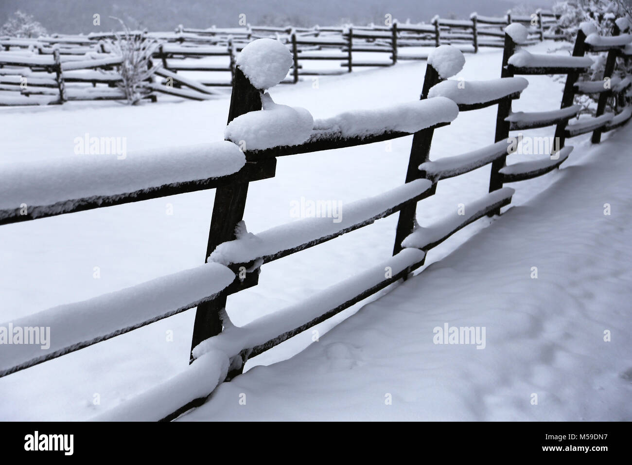 Rempli de neige fraîche corral des clôtures à neige hiver rural horse farm Banque D'Images