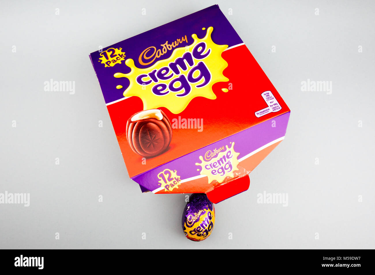Une boîte d'œufs Cadbury creme Banque D'Images