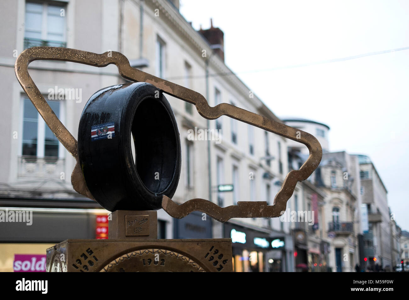 Sculpture Commerative illustrant les 24 Heures du Mans, course dans la ville de Le Mans, France Banque D'Images