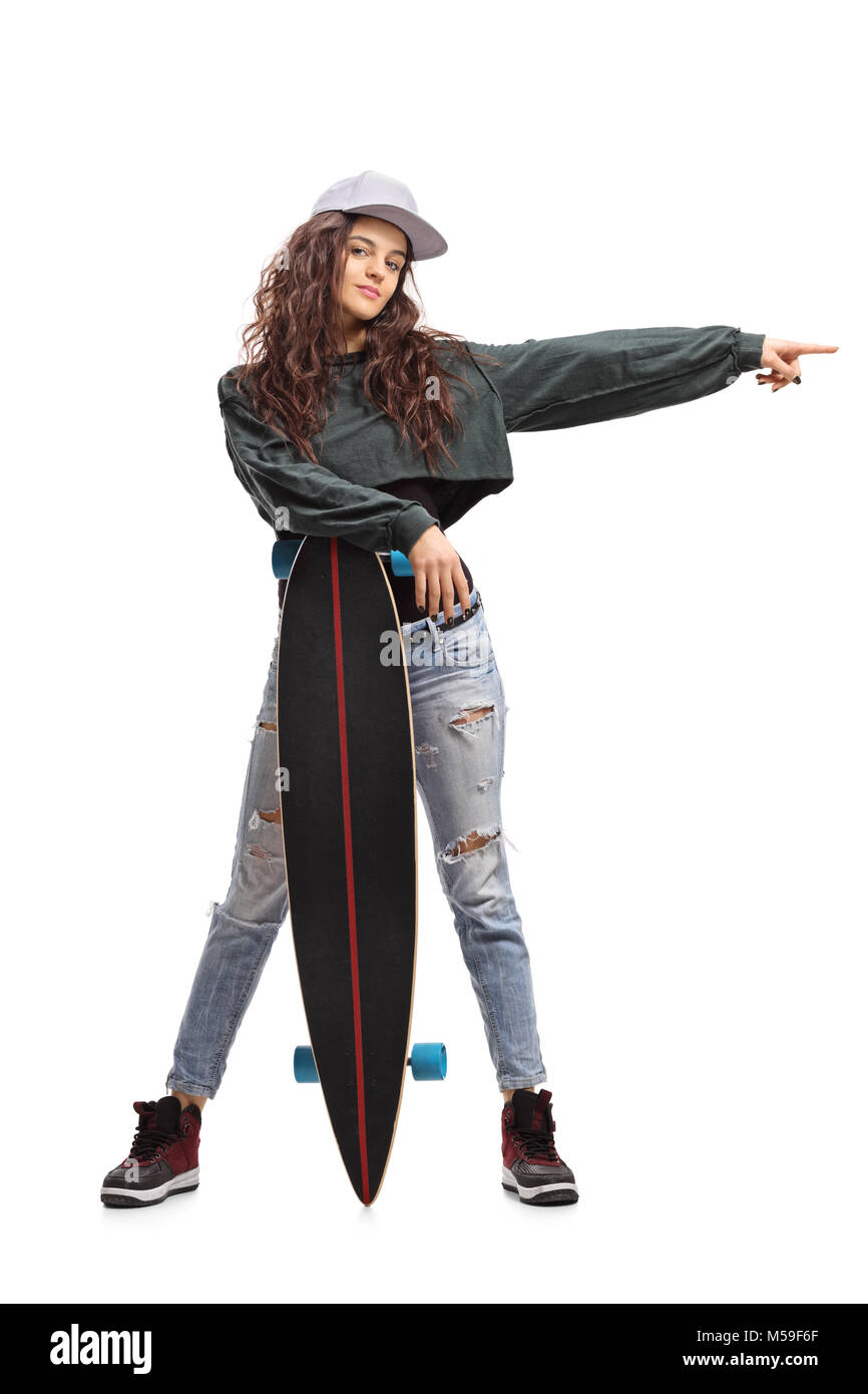 Portrait of a Teenage girl posing patineur avec un longboard et vers isolé sur fond blanc Banque D'Images