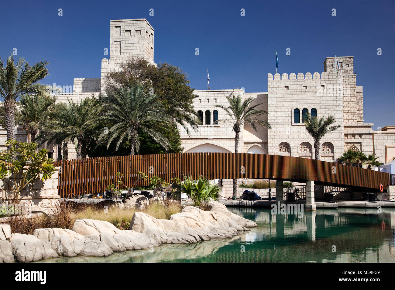 Dubaï, Émirats arabes unis - Février 2018 : vue sur le Souk Madinat Jumeirah. Madinat Jumeirah comprend deux hôtels et des clusters de 29 maisons arabes traditionnelles Banque D'Images
