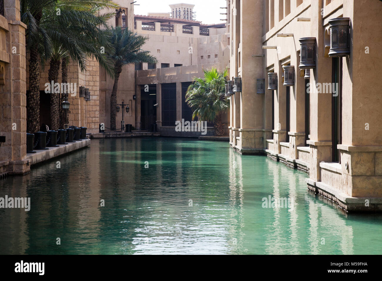 Dubaï, Émirats arabes unis - Février 2018 : vue sur le Souk Madinat Jumeirah. Madinat Jumeirah comprend deux hôtels et des clusters de 29 maisons arabes traditionnelles Banque D'Images