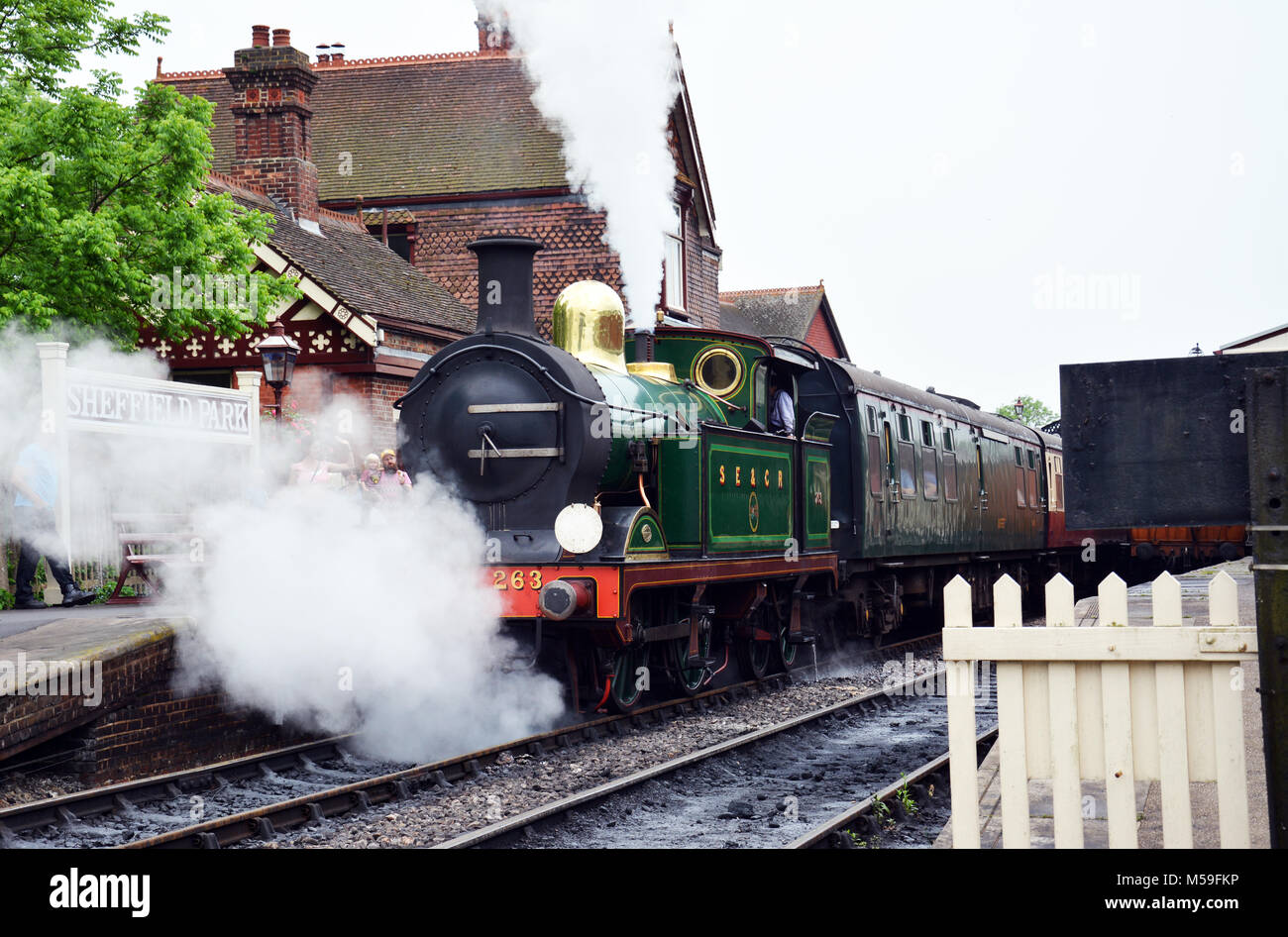 263 en vertu de la vapeur sur le train à vapeur Bluebell Railway - la préservation dans l'exécution de Sussex à Sheffield Park East Grinstead electric mainline Banque D'Images