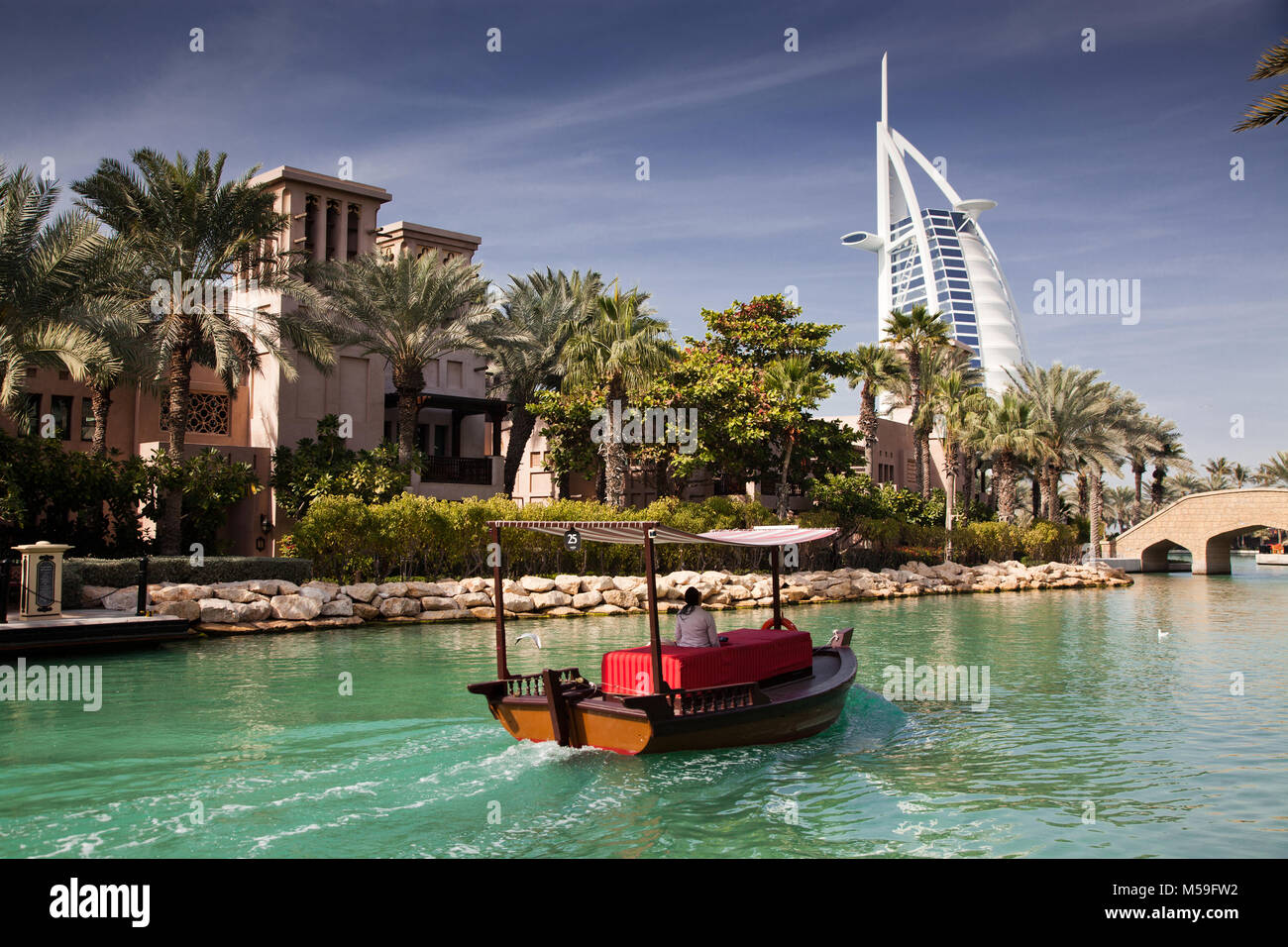 Dubaï, Émirats arabes unis - Février, 2018 : vue sur le Burj Al Arab, le monde seulement sept étoiles fotel vu de Madinat Jumeirah. Le Madinat est un complexe de luxe qui inclu Banque D'Images