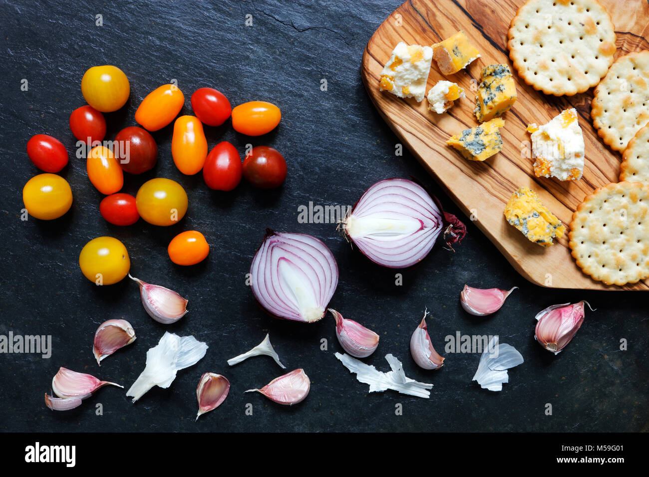 Les tomates, les oignons et l'ail avec fromage stilton bleu et le Shropshire et craquelins Banque D'Images