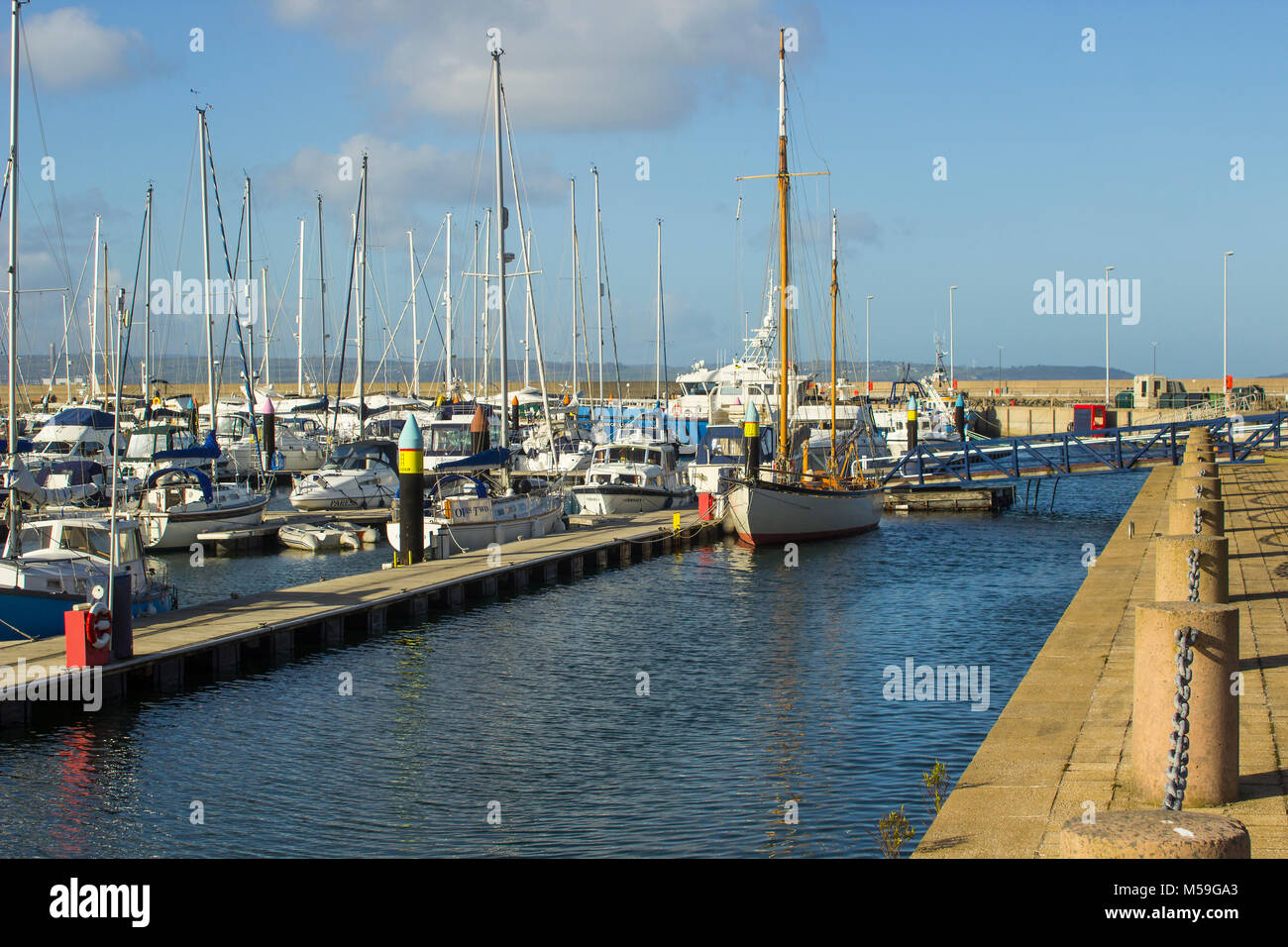 Yachts et bateaux à moteur sur leurs amarres dans le port de plaisance moderne dans le comté de Down en Irlande du Nord sur l'après-midi à la fin de l'hiver Banque D'Images