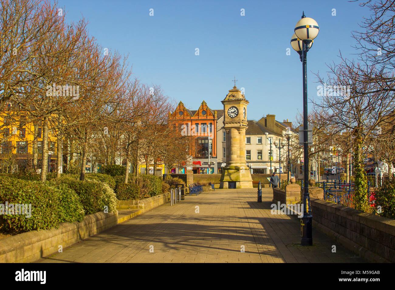 La tour de l'horloge et McKee avec l'ancienne fontaine de style victorien situé dans le jardins engloutis dans Bangor Northern Ireland Banque D'Images