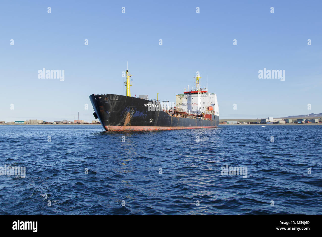 Lavrentiya Chukotski, région, la Russie - Règlement Lavrentiya, 16 juin 2017 : Le pétrolier Chukotka + sur l'ancrage des bateaux de mer. Banque D'Images