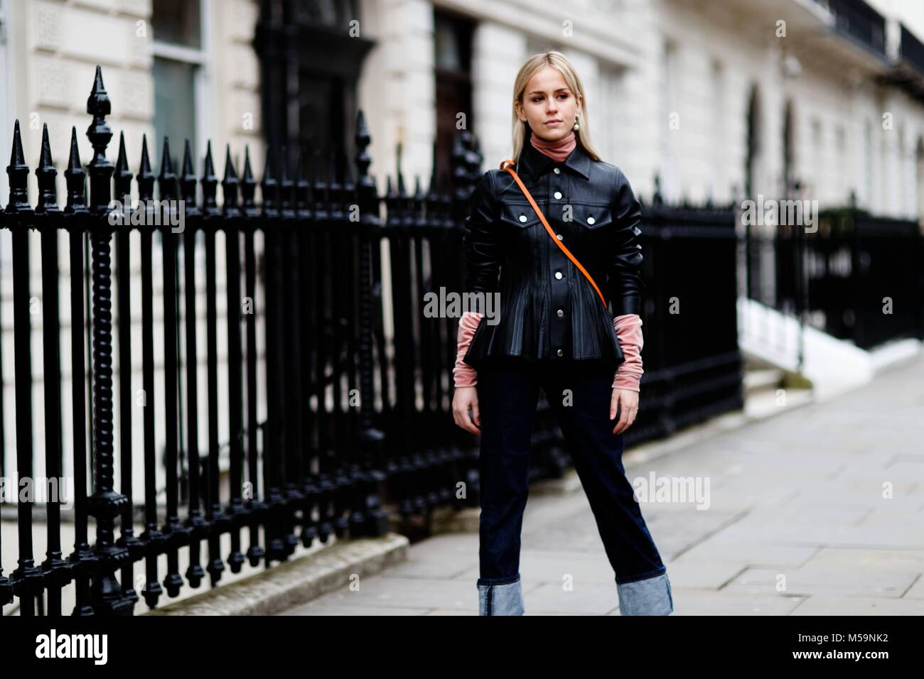 Un showgoer chic se tenant devant l'Delpozo défilé lors de la London Fashion Week - Feb 18, 2018 - Photo : Manhattan piste/Zach Dodds ***pour un usage éditorial uniquement*** | Verwendung weltweit Banque D'Images