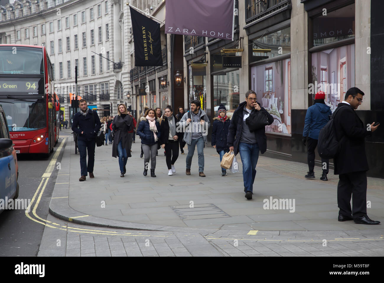 Londres, Royaume-Uni. Feb 21, 2018. Météo France : terne et nuageux day à Londres en tant que personnes habiller chaudement contre le vent froid.Larby Keith crédit/Alamy Live News Banque D'Images