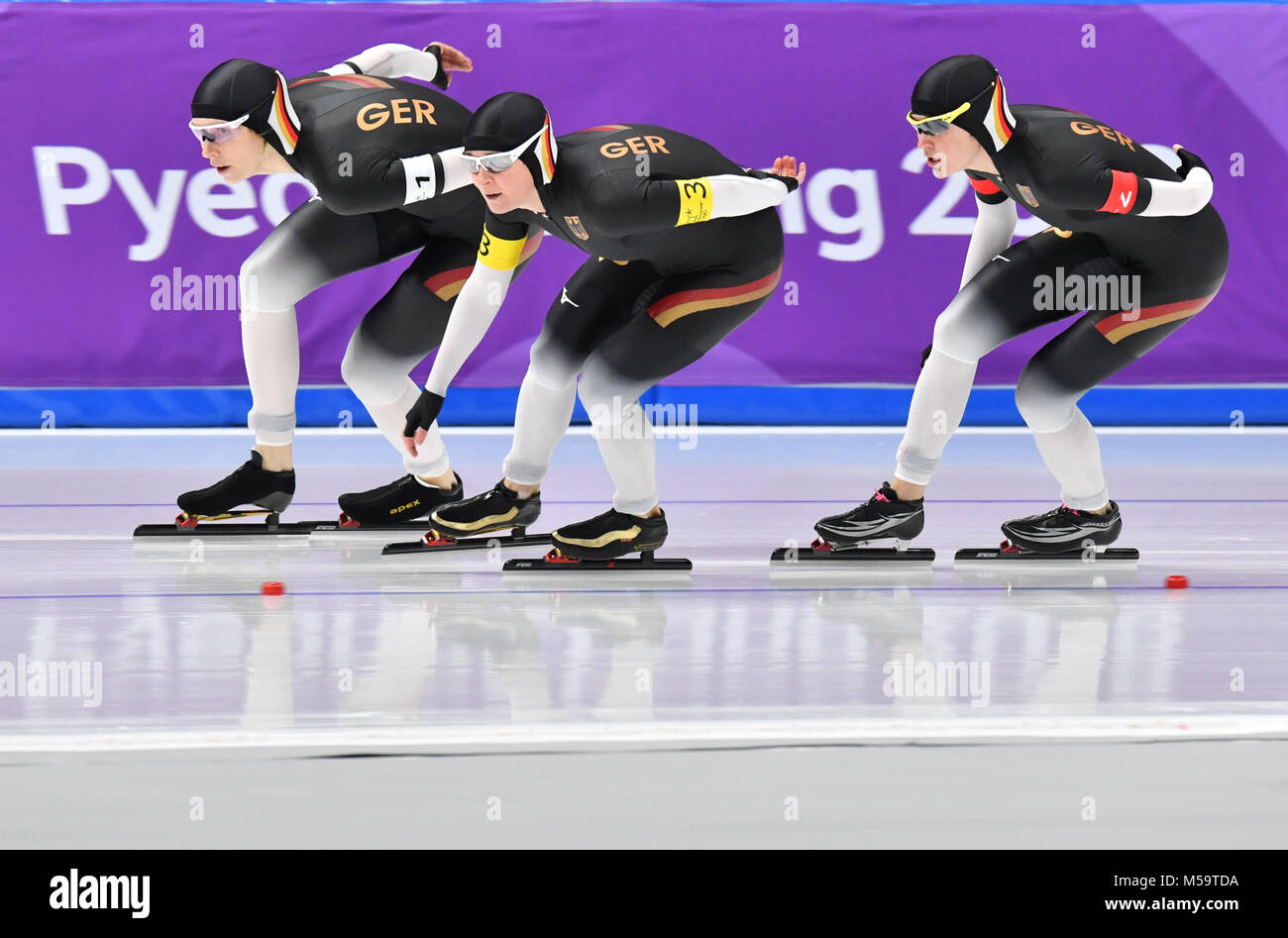 Gangneung, Corée du Sud. Feb 21, 2018. L'équipe allemande avec Roxanne Dufter, Claudia Pechstein et Gabriele Hirschbichler durant le patinage de vitesse Poursuite par équipe des Jeux Olympiques d'hiver de 2018 dans l'ovale à Gangneung Gangneung, Corée du Sud, 21 février 2018. Crédit : Peter Kneffel/dpa/Alamy Live News Banque D'Images