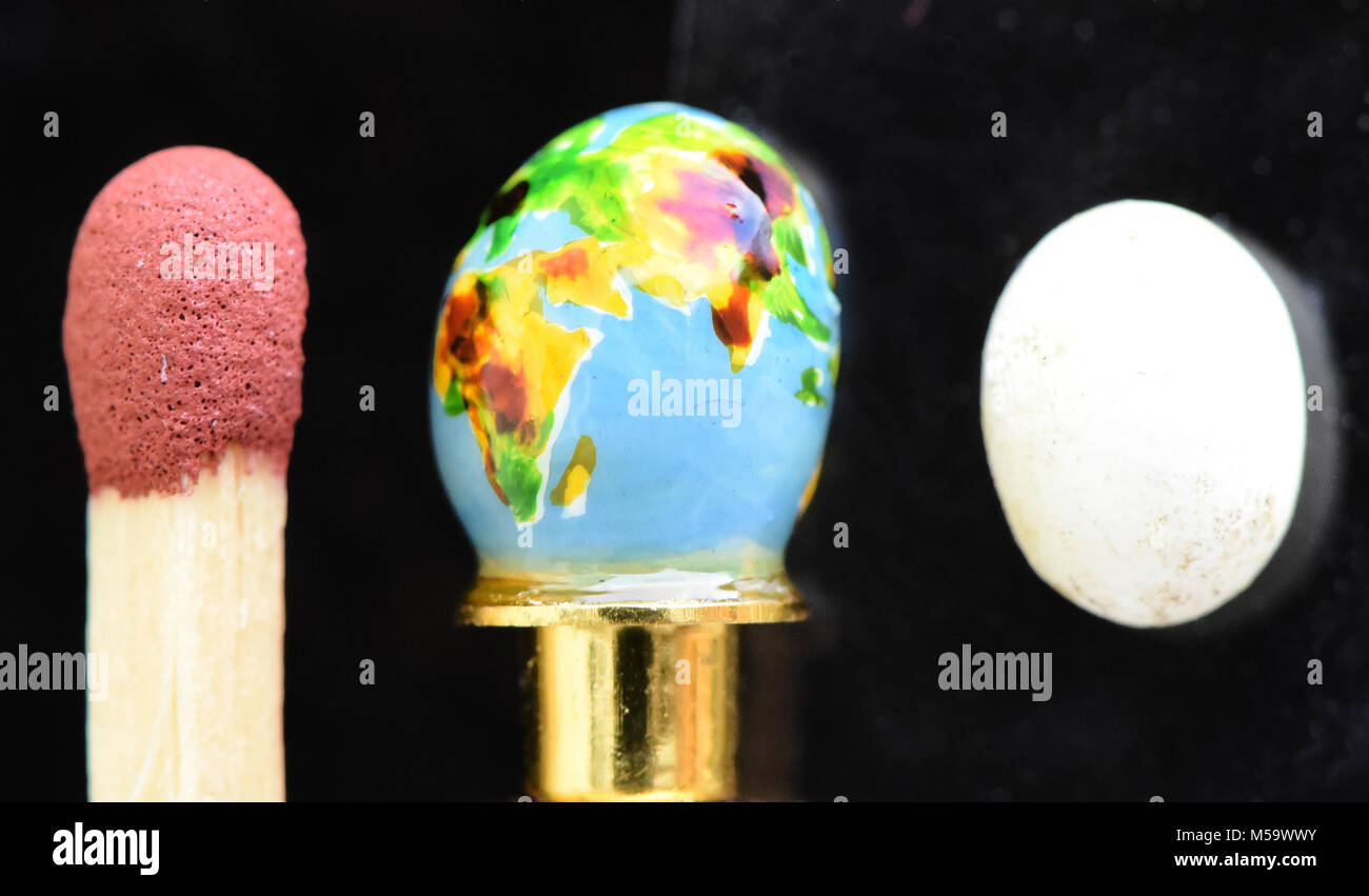 19.02.2018, Saxe, Leipzig : dans les oeufs de Pâques atelier de l'oeuf de Pâques passe-temps Dischereit Kerstin peintre, entre un match (l) et d'un oeuf d'escargot (r) se dresse un millimètre environ quatre petits œufs de tortue en agate peint avec la carte du monde. Pour les différents marchés d'oeufs de Pâques en Allemagne, les prochaines sont en Allgaeu Pocking (24/25/02/18), Eutin (Schleswig-Holstein, 3/4/03/2018) et à Leipzig (9-11/3/2018), elle a peint et traité plusieurs milliers d'oeufs en plus de 30 ans, fourni avec les applications métalliques, conçus comme des sculptures et en 3-D des techniques. Dans le monde d'utilisation | Banque D'Images