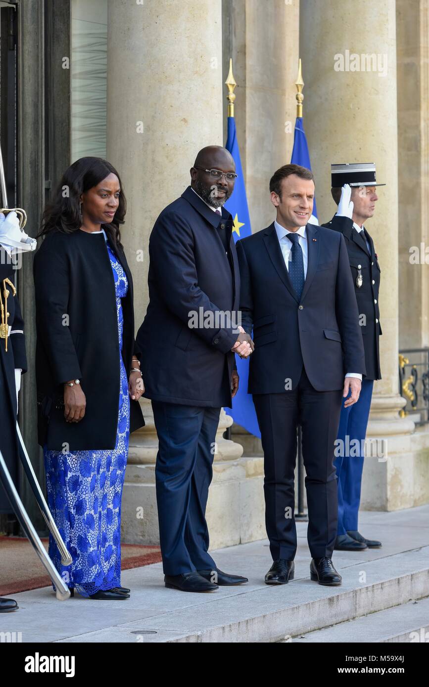 Paris. Feb 21, 2018. Le président français, Emmanuel Macron (R), serre la main avec le Président nouvellement élu se rendant sur Leberian George Weah au Palais de l'Élysée à Paris, France le 21 février 2018. Crédit : Chen Yichen/Xinhua/Alamy Live News Banque D'Images