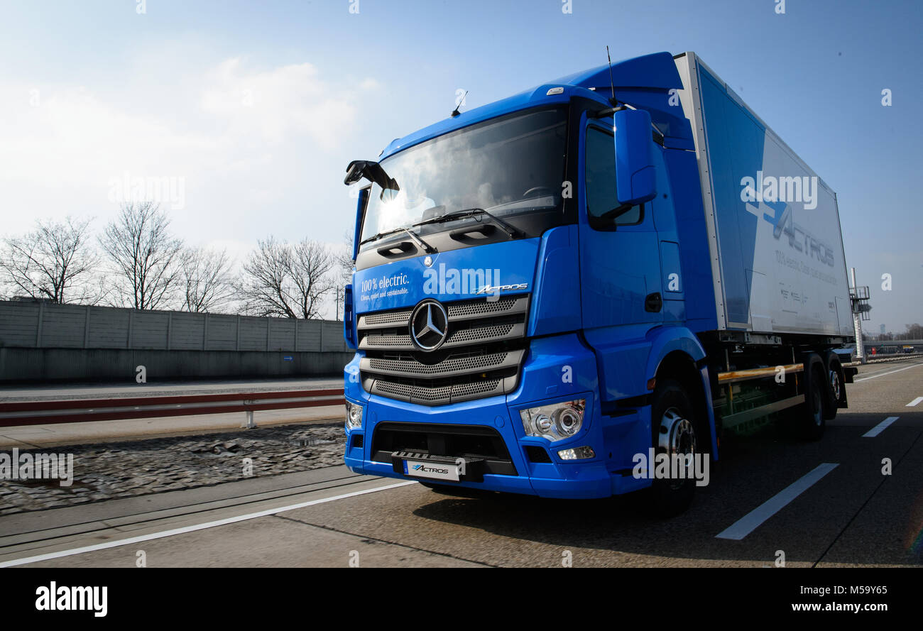 21 février 2018, l'Allemagne, Stuttgart : Un eActros chariot électrique par Mercedes-Benz durs le long de la piste d'essai de Daimler. Le fabricant d'automobiles et de camions Daimler sur la production de plans de son premier chariot électrique en série à partir de 2012. Photo : Sina Schuldt/dpa Banque D'Images