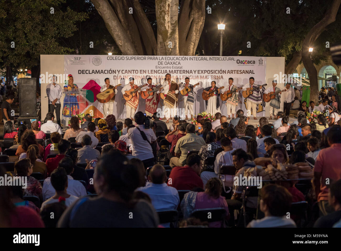 Oaxaca, Oaxaca, Mexique - 20 février 2018 - Les membres des communautés autochtones de tout l'état de Oaxaca a célébré le Día Internacional de la Lengua Materna, ou la Journée internationale des langues autochtones. La journée est dédiée à la protection des langues autochtones dans le monde. Un groupe a effectué la Canción Mixteca. Les Mixtèques sont l'un des plus grands groupes indigènes de Oaxaca. Crédit : Jim West/Alamy Live News Banque D'Images