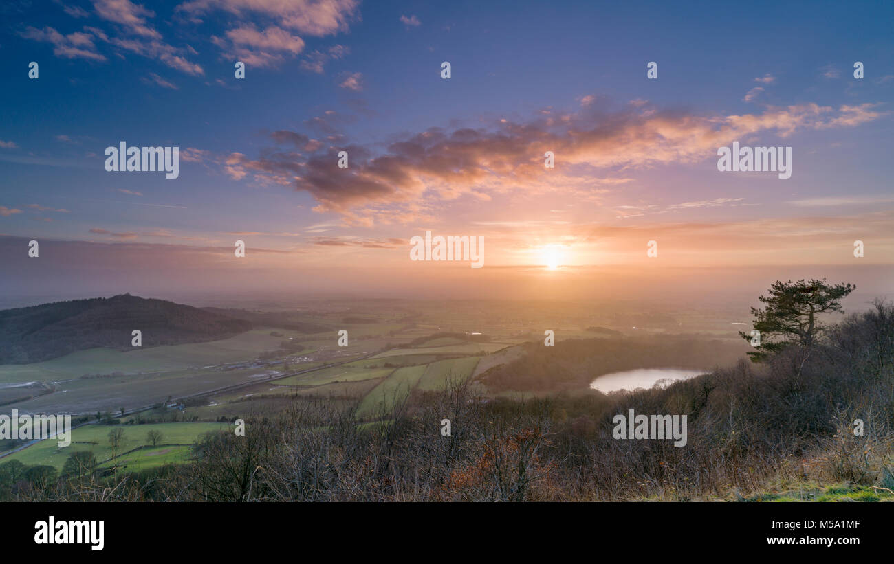 Vallée de York & Sutton Bank, North Yorkshire, UK. 21 Février, 2018. Coucher du soleil sur le lac d'Gormire, Hood Hill, la vallée de York & Sutton Bank North Yorkshire UK Crédit : John Potter/Alamy Live News Banque D'Images