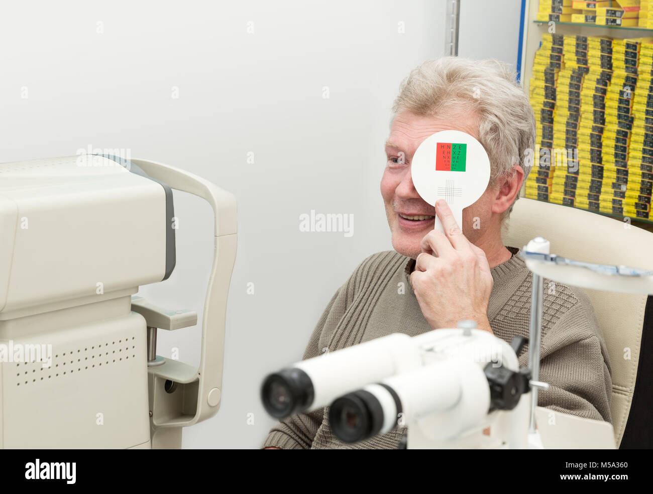 Homme mature vérifier dans une clinique d'optométrie vision Banque D'Images