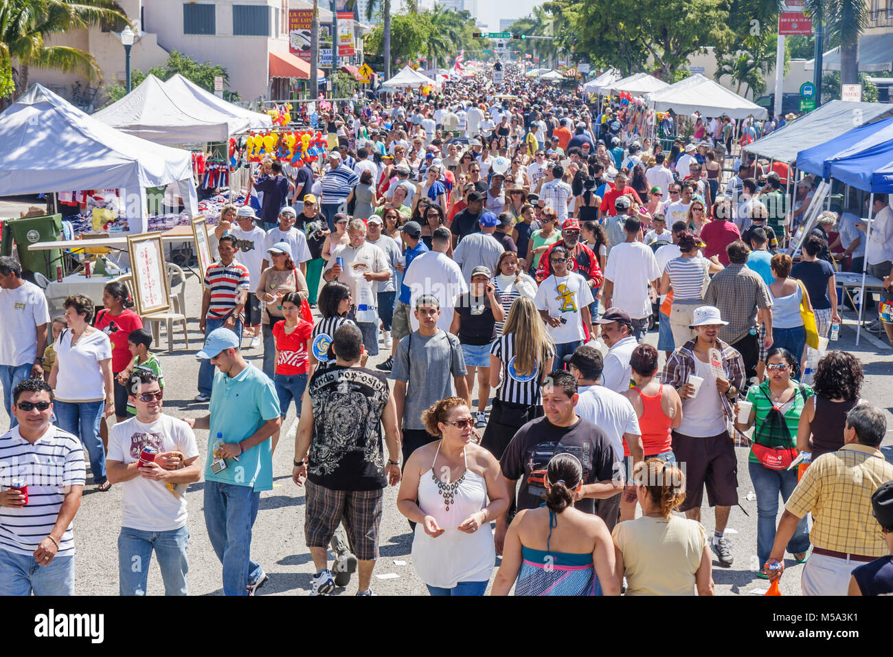 Miami Florida,Little Havana,Calle Ocho,Calle Ocho Festival,festival festivals,Carnaval Miami,célébration hispanique,fête de rue,foule,vendeurs stall Banque D'Images