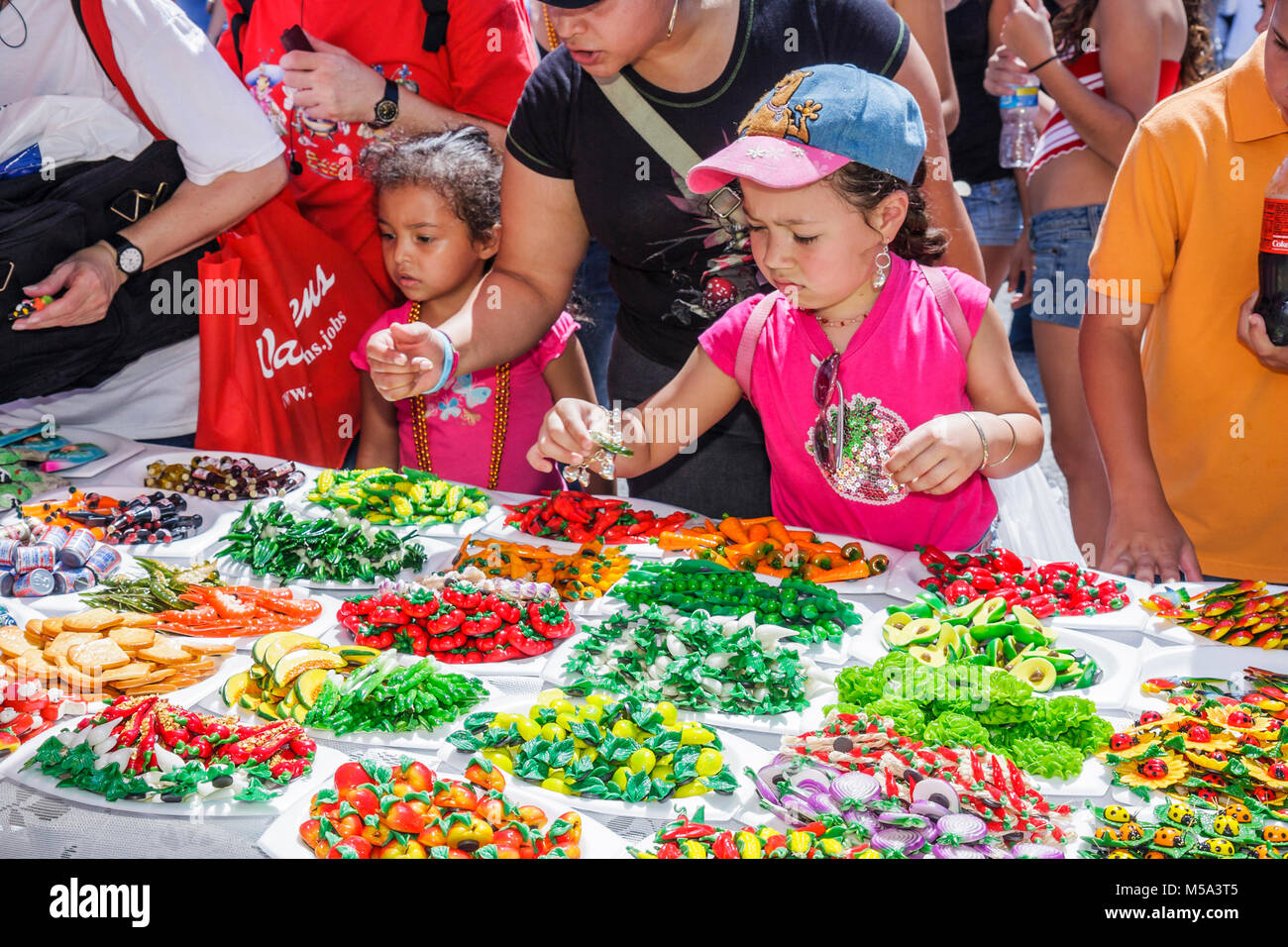 Miami Florida,Little Havana,Calle Ocho,Calle Ocho Festival,foire des festivals,Carnaval Miami,célébration ethnique hispanique,femme femme femme,mère,parent, Banque D'Images