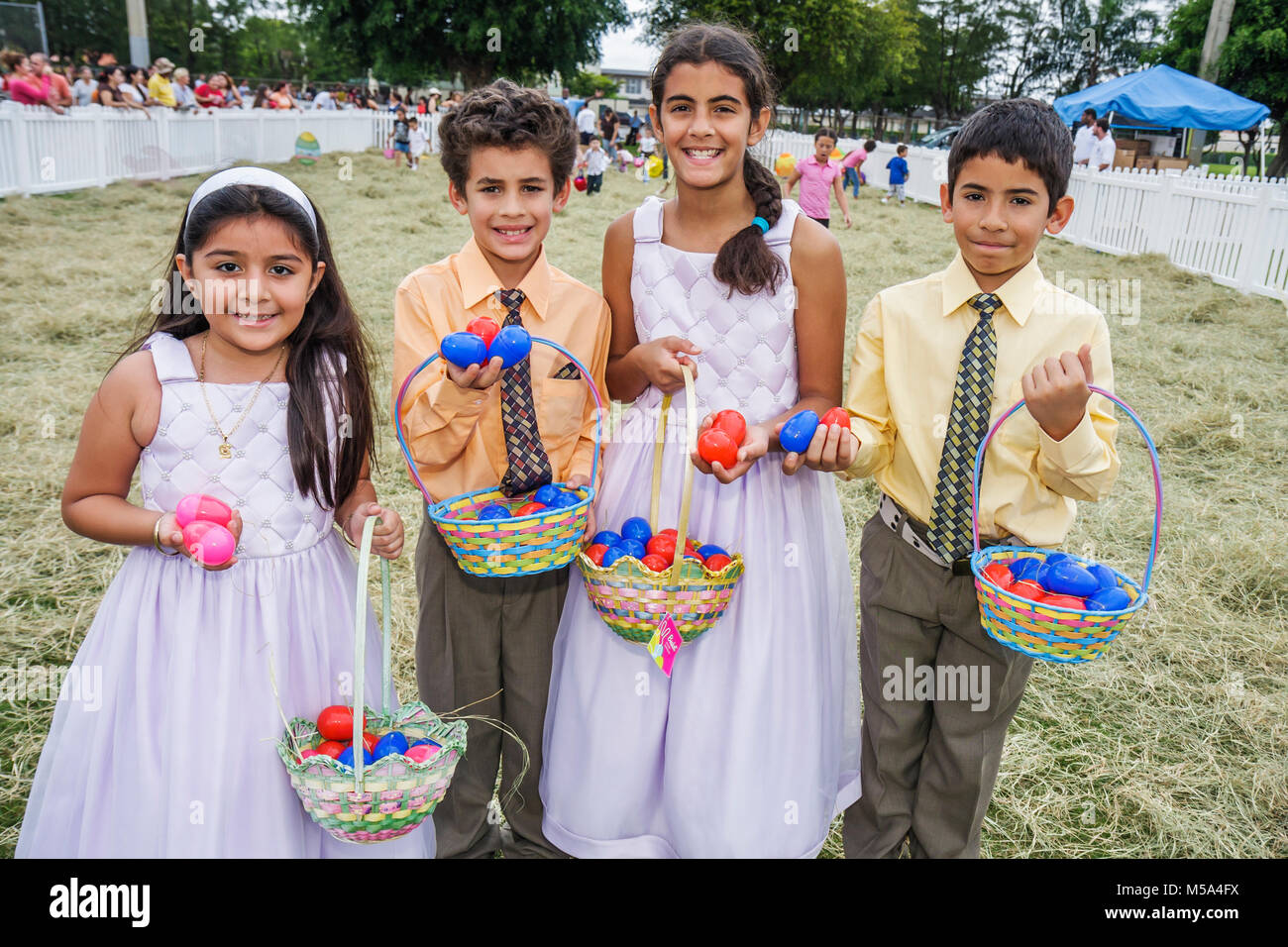 Miami Florida,Hialeah,Milander Park,Easter Egg stravaganza,Fair,communauté hispanique vacances,festive,tradition,chasse aux oeufs en plastique,filles,garçon garçons,enfant mâle Banque D'Images