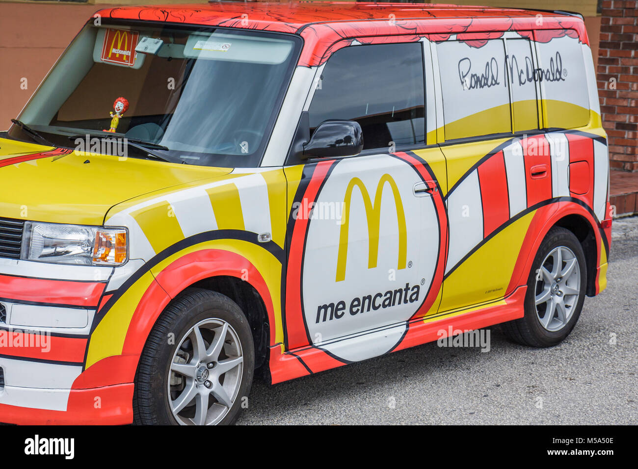Miami Florida,Hialeah,Ronald McDonald's,McDonalds mascocot voitures,véhicule,langue espagnole,bilingue,restauration rapide,restaurant restaurants restaurants manger ou Banque D'Images