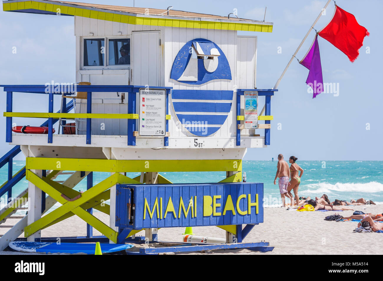 Miami Beach Florida, Atlantic Ocean Water Lifeguard stand, sécurité, couple, marche, urgence, bleu, rouge, drapeaux d'avertissement, dangereux Marine Life, haute surf, forte oc Banque D'Images