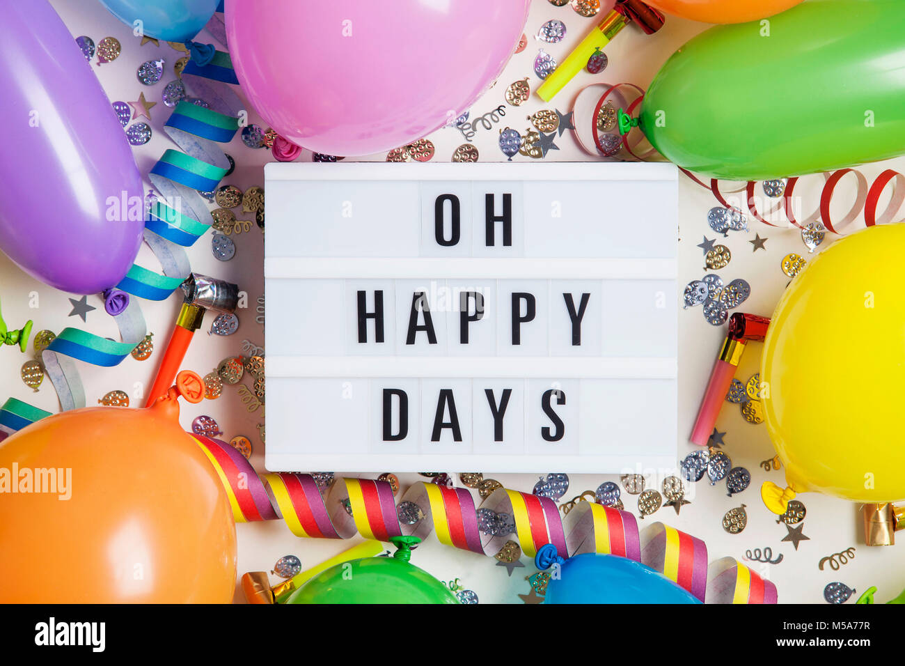 Partie célébration Contexte avec oh Happy days message sur une lightbox  Photo Stock - Alamy