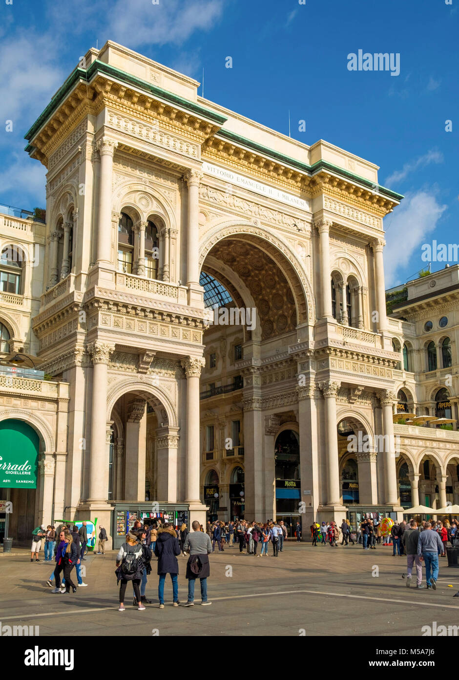 Entrée de la galerie Vittorio Emanuele ll, Milan, Italie - la plus ancienne shopping mall Banque D'Images