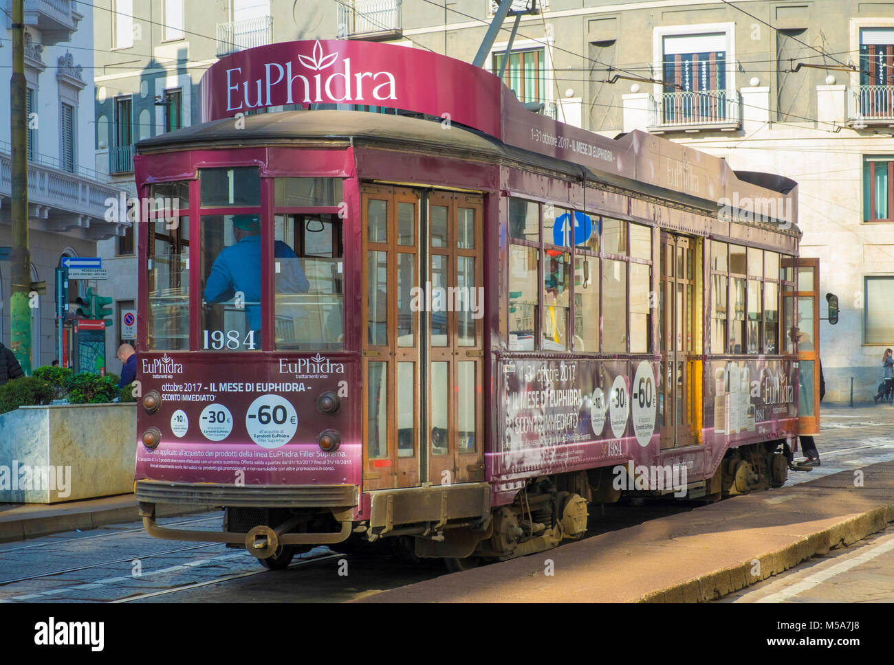 Tramway tramway dans la rue de Milan, Italie Banque D'Images