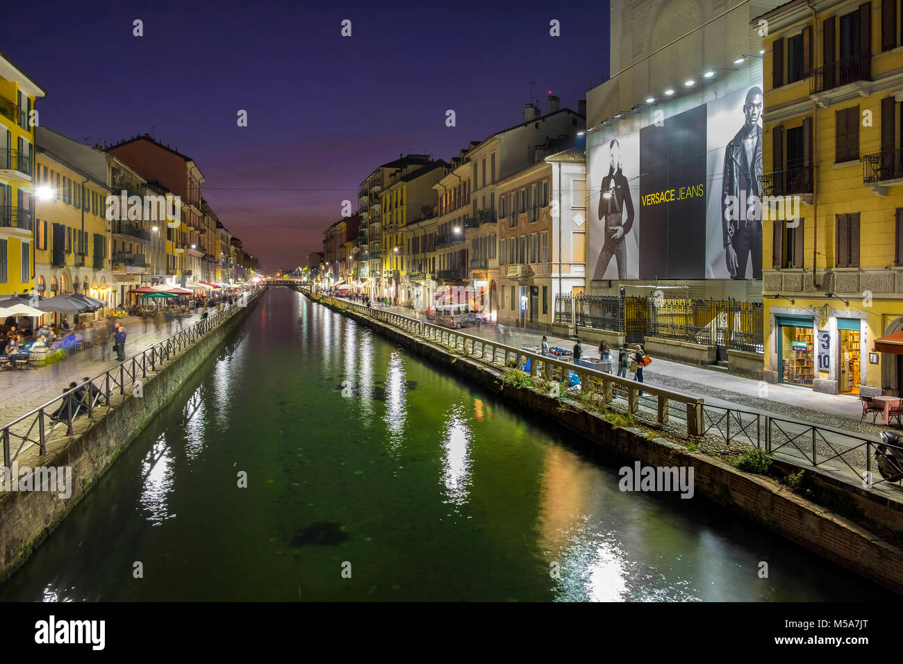 Le canal Naviglio Grande, la nuit, Milan, Italie, Europe Banque D'Images